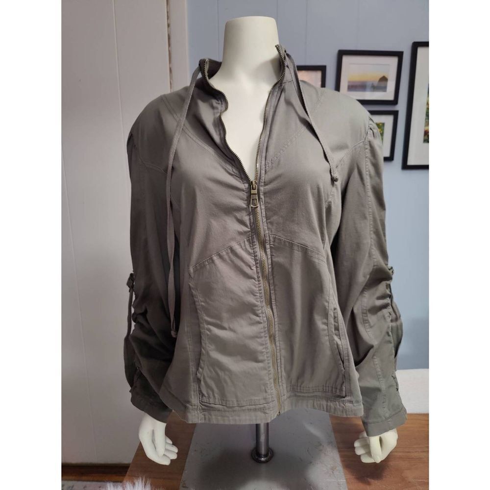 Wearable Lightweight Cotton Jacket with Adjustable Gathered Sleeves
